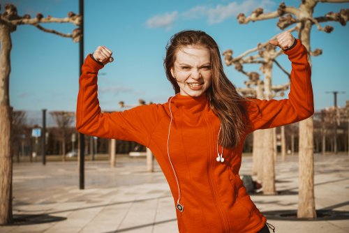 Chica adolescente con una gran motivación para hacer ejercicio.