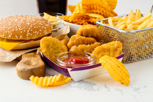 La comida chatarra aumenta el colesterol infantil malo.