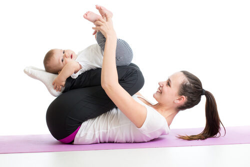 Existen ejercicios para fortalecer los músculos del bebé desde una edad temprana.