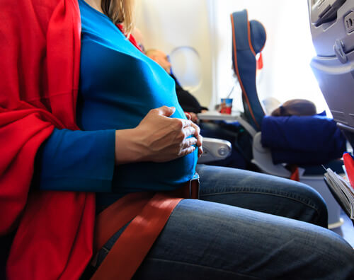Existen muchos mitos acerca de las embarazadas y los vuelos.