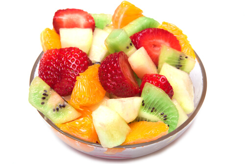 La ensalada de frutas es una opción fresca, saludable y sencilla.
