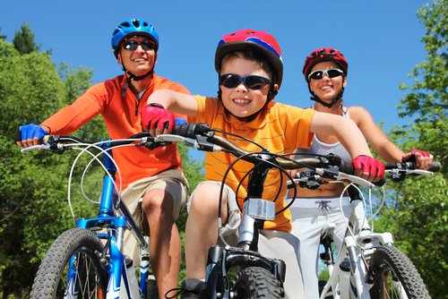 Familia montando en bicicleta y pasando tiempo de calidad juntos.