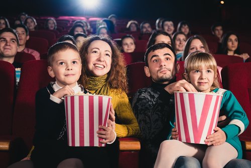 Resultado de imagen de niños viendo peli