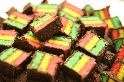 Los postres arcoiris son la última moda en cuanto a recetas para cumpleaños.