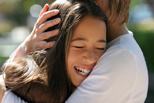 Les bienfaits thérapeutiques des caresses pour les enfants s'appliquent aussi aux adolescents.