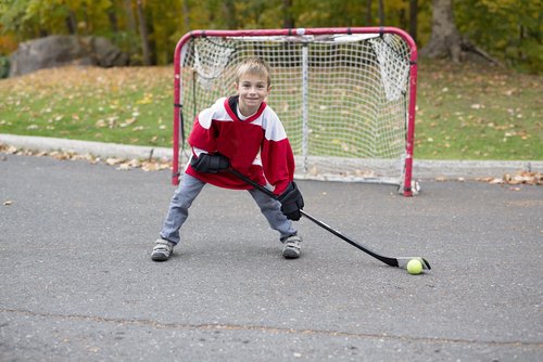 Si no le gusta el fútbol, un niño puede practicar muchos otros deportes.