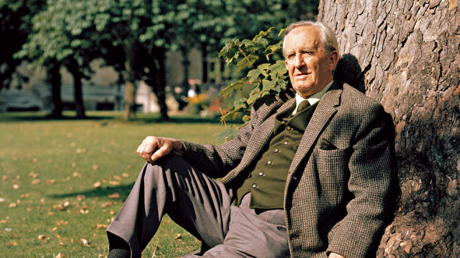 J. R. R Tolkien, l'auteur de La Terre du Milieu et des énigmes dans Le Hobbit.
