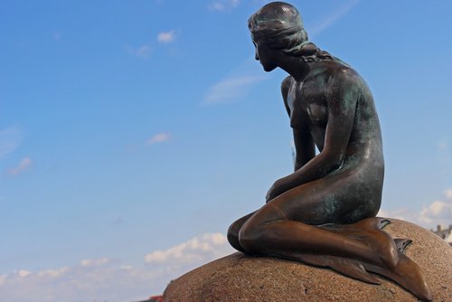 La Sirenita posee su propio monumento en Dinamarca, hogar de Andersen.