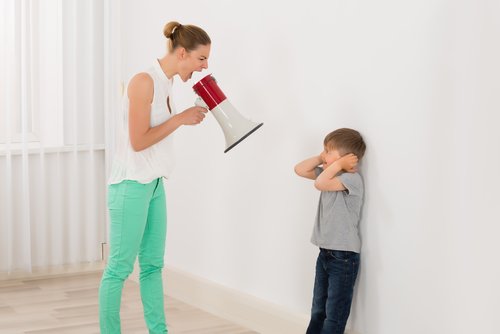 Crier n'est pas une garantie pour élever de bons enfants. Tout au contraire.