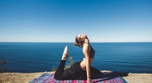 Des exercices comme le yoga font partie de la liste des habitudes des mères les plus heureuses et les plus saines.