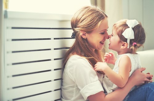 Les signes d'affection envers les enfants les aident à réformer leur estime de soi et à éviter la carence affective.