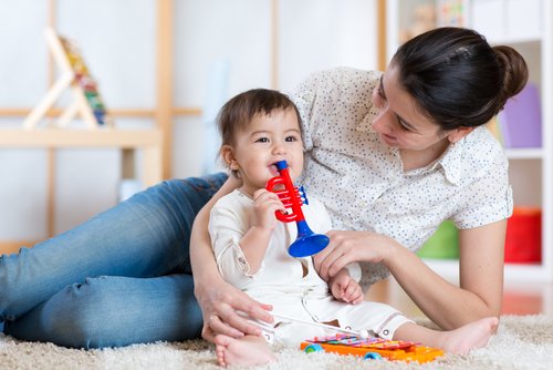 3 formas de entretener al bebé durante el día