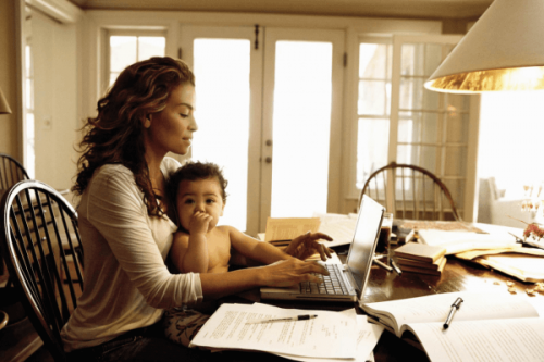 Muchas madres y directivas llevan trabajo a casa para poder compartir con sus bebés.