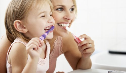 Los buenos hábitos como la higiene bucal se transmiten mejor con el ejemplo.