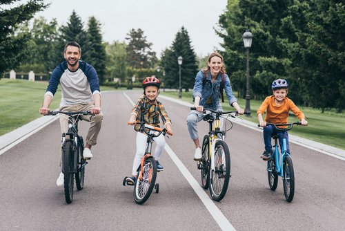 Para tener más opciones de actividades familiares, es conveniente enseñar a los niños a montar bicicleta.