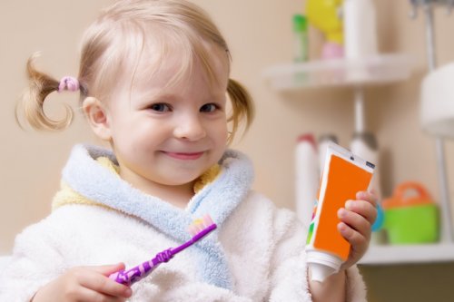 Les dents de lait des petits peuvent être soignées avec une bonne hygiène buccale.