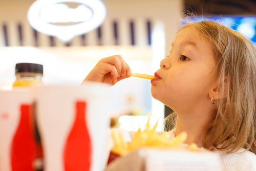 No siempre es malo ver a los niños jugar con la comida.