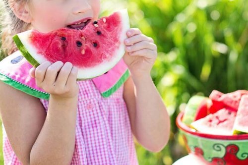 Las frutas y vegetales son sumamente saludables para los niños.