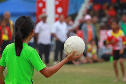 El balonmano para niños brinda tantos beneficios para la salud como cualquier otro deporte.