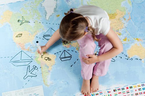 Voyager depuis l'enfance ouvre l'esprit des enfants à de nouveaux concepts et expériences.