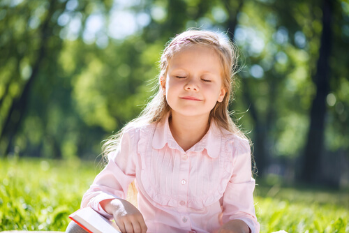 Montessori-hiljaisuuspeli opettaa lapsille kärsivällisyyttä.