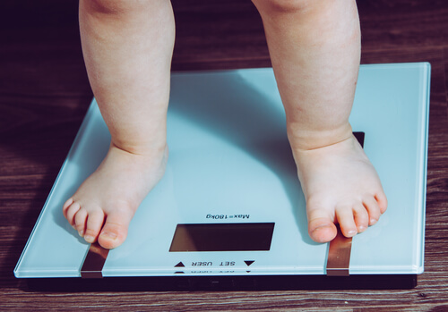 El peso y la talla fuera de los valores normales son una de las consecuencias de una mala alimentación en los niños.