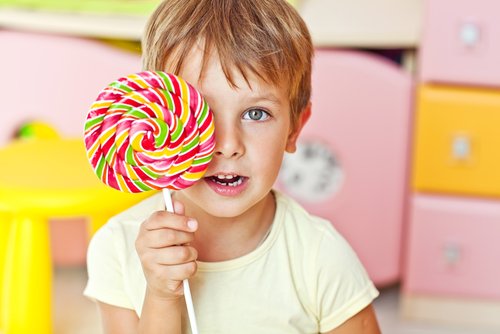 El azúcar en los niños es ingerido a través de golosinas y otros alimentos que suelen encontrarse en las fiestas.