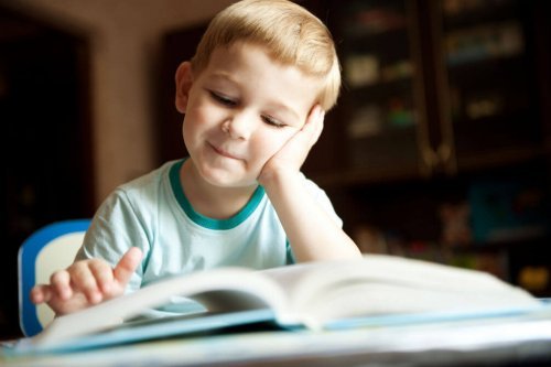 Los libros son excelentes recursos para que los niños aprendan sobre dinosaurios.
