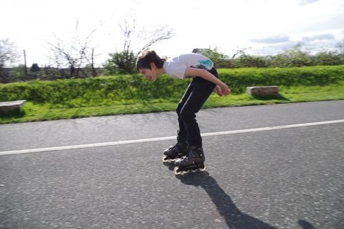 El patinaje para niños potencia de gran modo su resistencia física.