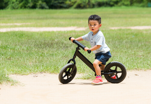 El ciclismo para niños es un deporte recomendado porque fomenta su autonomía.