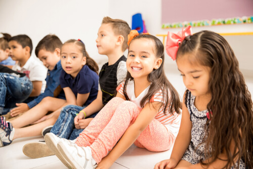 Montessori-hiljaisuuspeliä voi pelata myös useamman lapsen ryhmässä.
