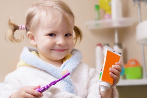 Los dientes de leche en los pequeños pueden ser cuidados con una buena higiene bucal.