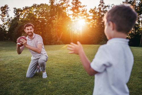 El fútbol americano puede fortalecer la relación entre padres e hijos.