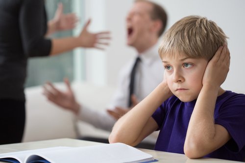 ¿Cómo manejar una discusión delante de los niños?
