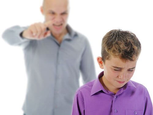 Gritar a los hijos puede acabar por minar la autoestima de los niños.