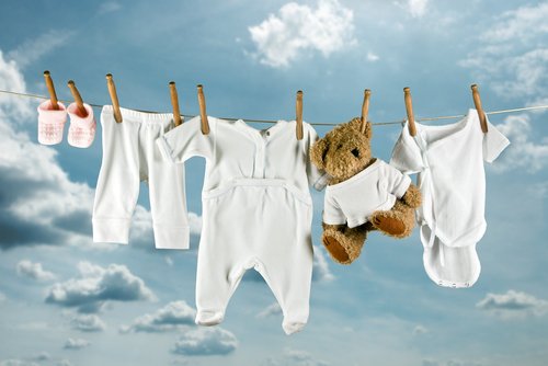 Los consejos para lavar la ropa del bebé se traducen en tres grandes premisas relativas al uso de productos especiales.