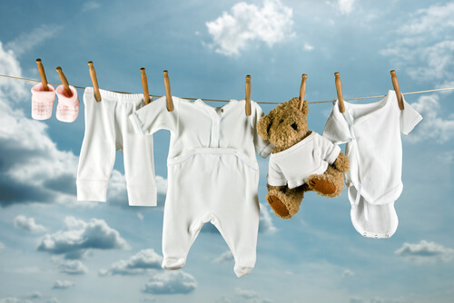 ¿Cómo eliminar las manchas de la ropa de los niños?