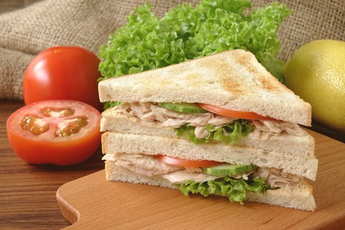 Los sándwiches pueden combinar varios ingredientes de las recetas ricas en proteínas para el segundo trimestre de embarazo.