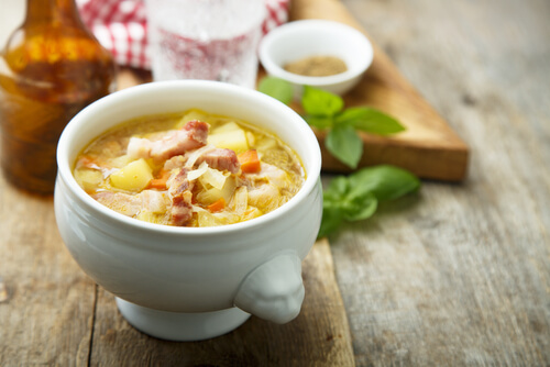 La sopa de verduras con jamón es una de las recetas de la abuela más típicas.