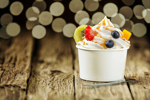 El helado de yogur es una gran opción dentro de los postres sin chocolate.