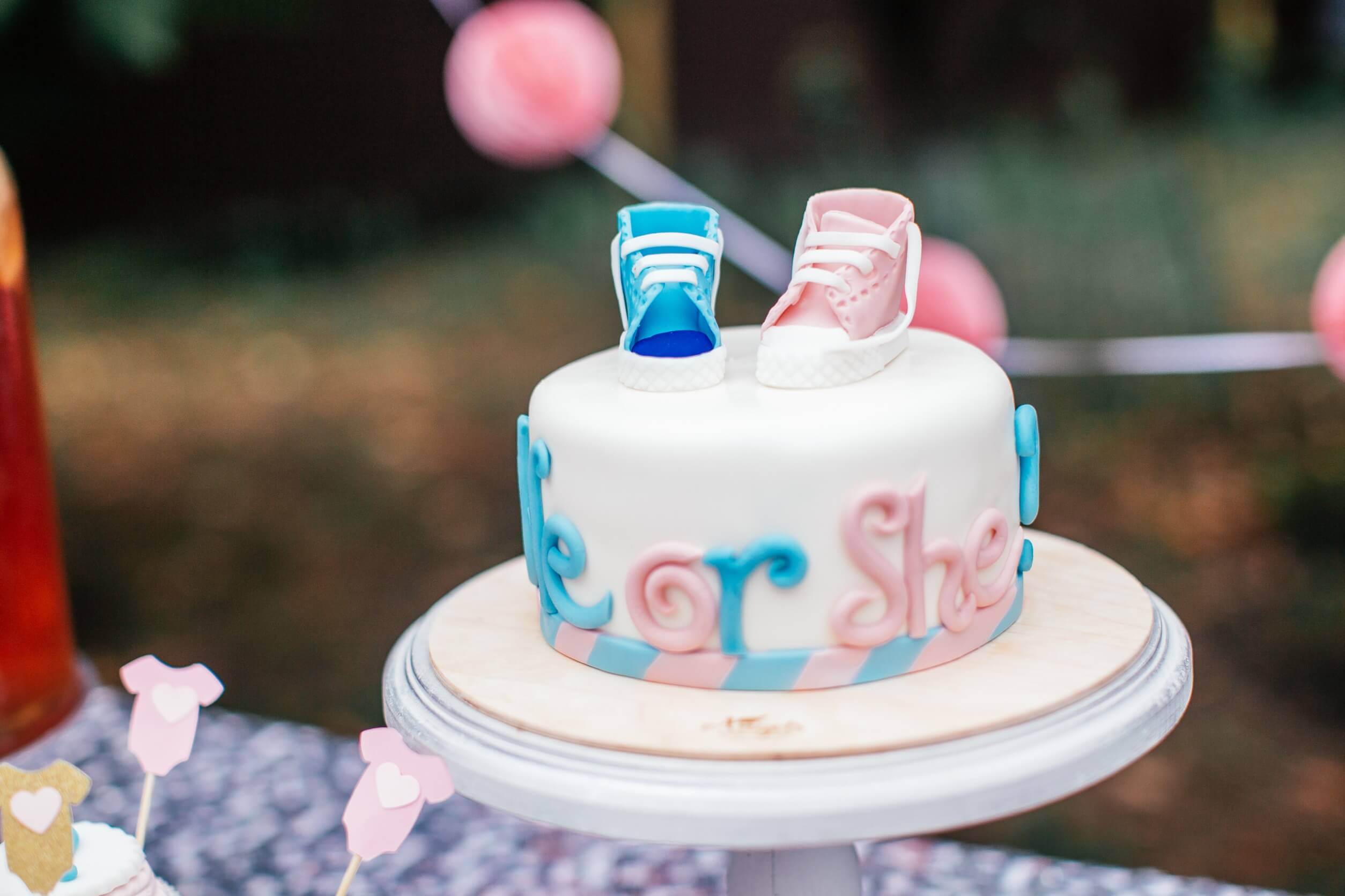 Een taart met babyschoentjes