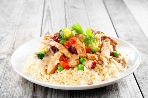 El arroz con pollo, infaltable entre las recetas para embarazadas con bajo peso.