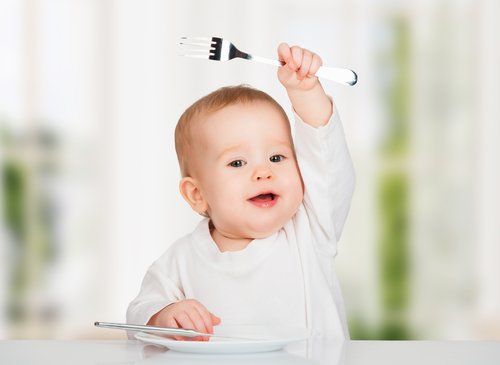 Ciertos alimentos blandos te permitirán enseñar a los niños a comer solos.