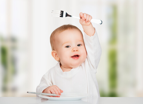 Hay algunos alimentos que no deberías darle al bebé en los primeros meses.