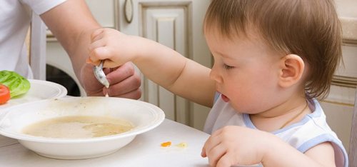 La sopa es uno de los primeros platos de cuchara que los niños pueden tomar.
