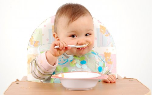 A los bebés les gusta comer por su cuenta, lo que es una gran herramienta para agregar los cereales en la dieta del bebé.