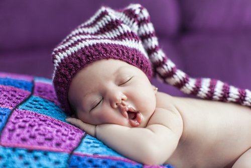 Naturellement, les bébés doivent se coucher plus tôt que les enfants et les adolescents.