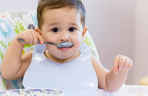 Las recetas de cuchara son ideales para enseñar a los niños a comer solos.