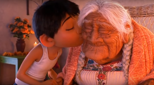 La abuela Coco es una fiel acompañante de Miguel.