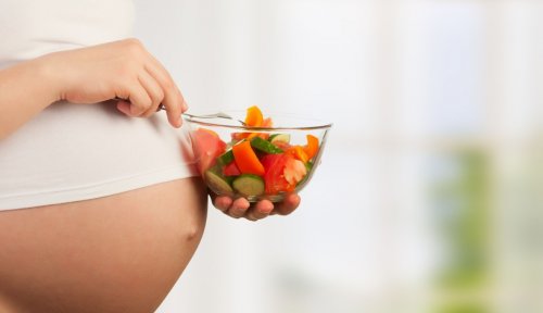 Una buena alimentación es clave para prevenir el flato durante el embarazo.